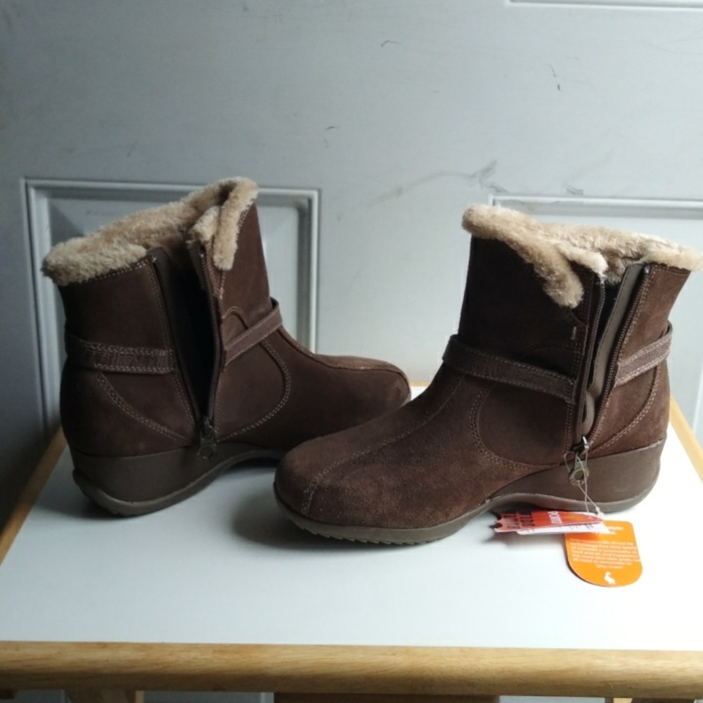 NWT  sz8 1/2 W Boots Sporto wedge heel swede waterproof thermolite  ankle boots.